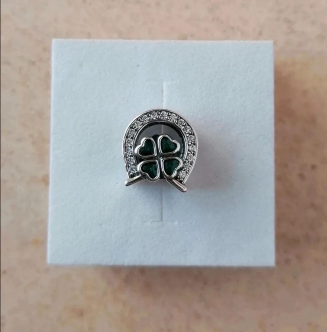 Charm o dije herradura y trebol chapado plata 1