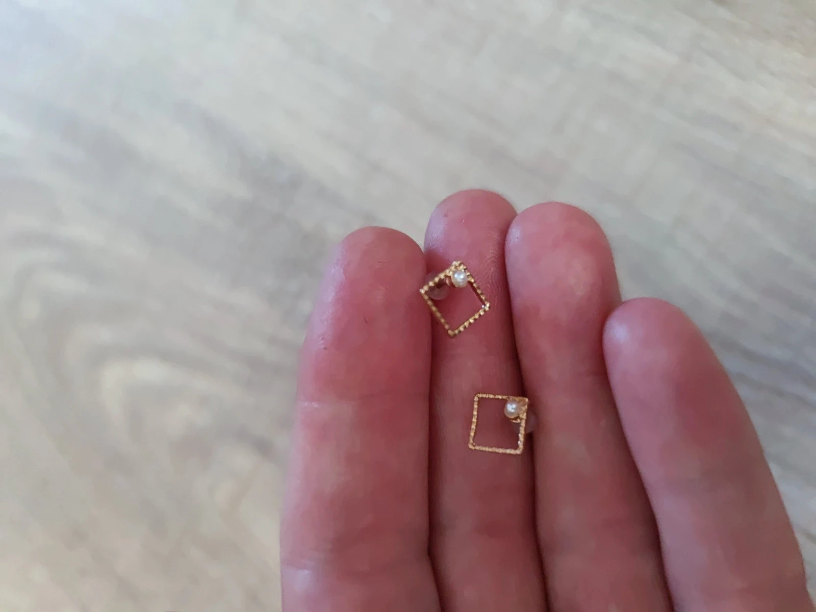 2 pár arany színű bedugós fülbevaló – geometrikus és rózsaszín köves 2
