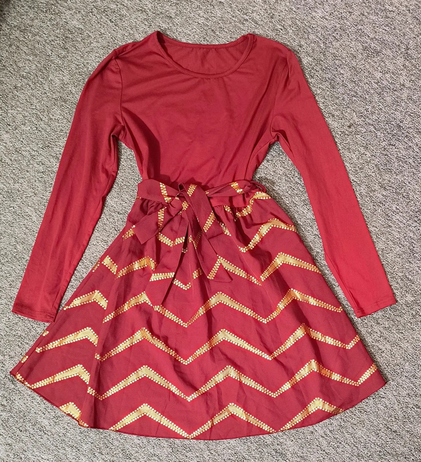 SHEIN M/38 bordó-piros, arany mintás, megkötős ruha 1