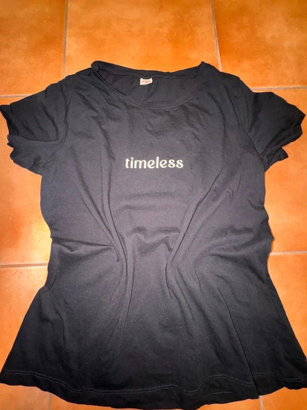 Fekete „Timeless” feliratos női póló 2