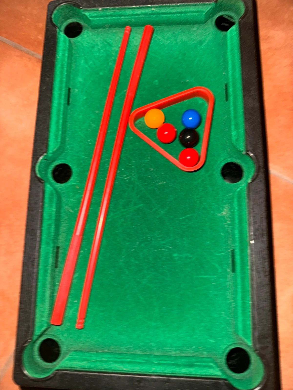 Mini biliárdasztal gyerekeknek – 2 dákóval 1