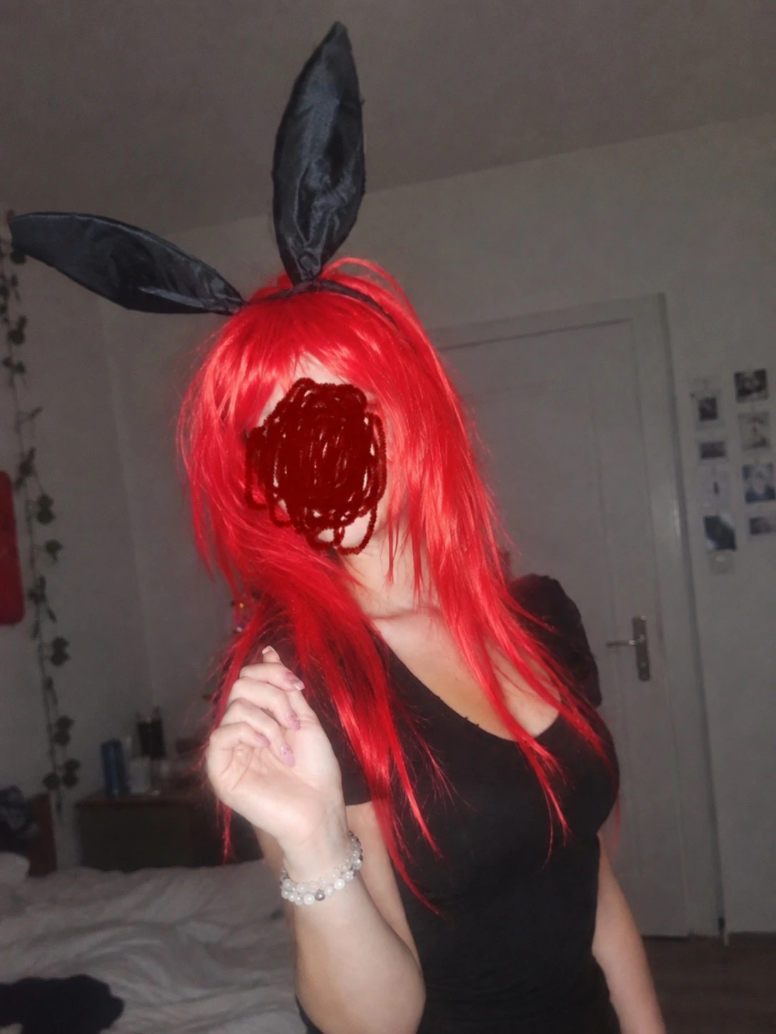 Hosszú piros paróka fekete nyuszifüllel – cosplay / jelmez 1