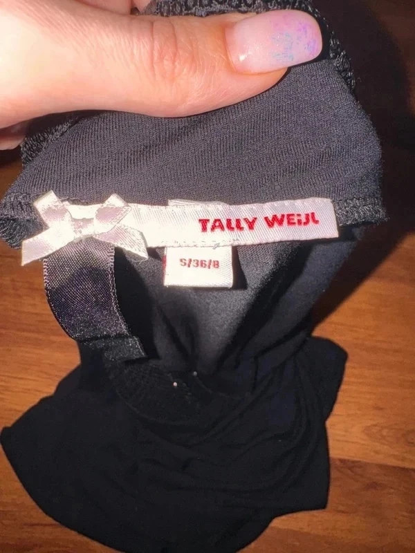 Tally Weijl fekete, flitteres, félvállas felső – S/36 4