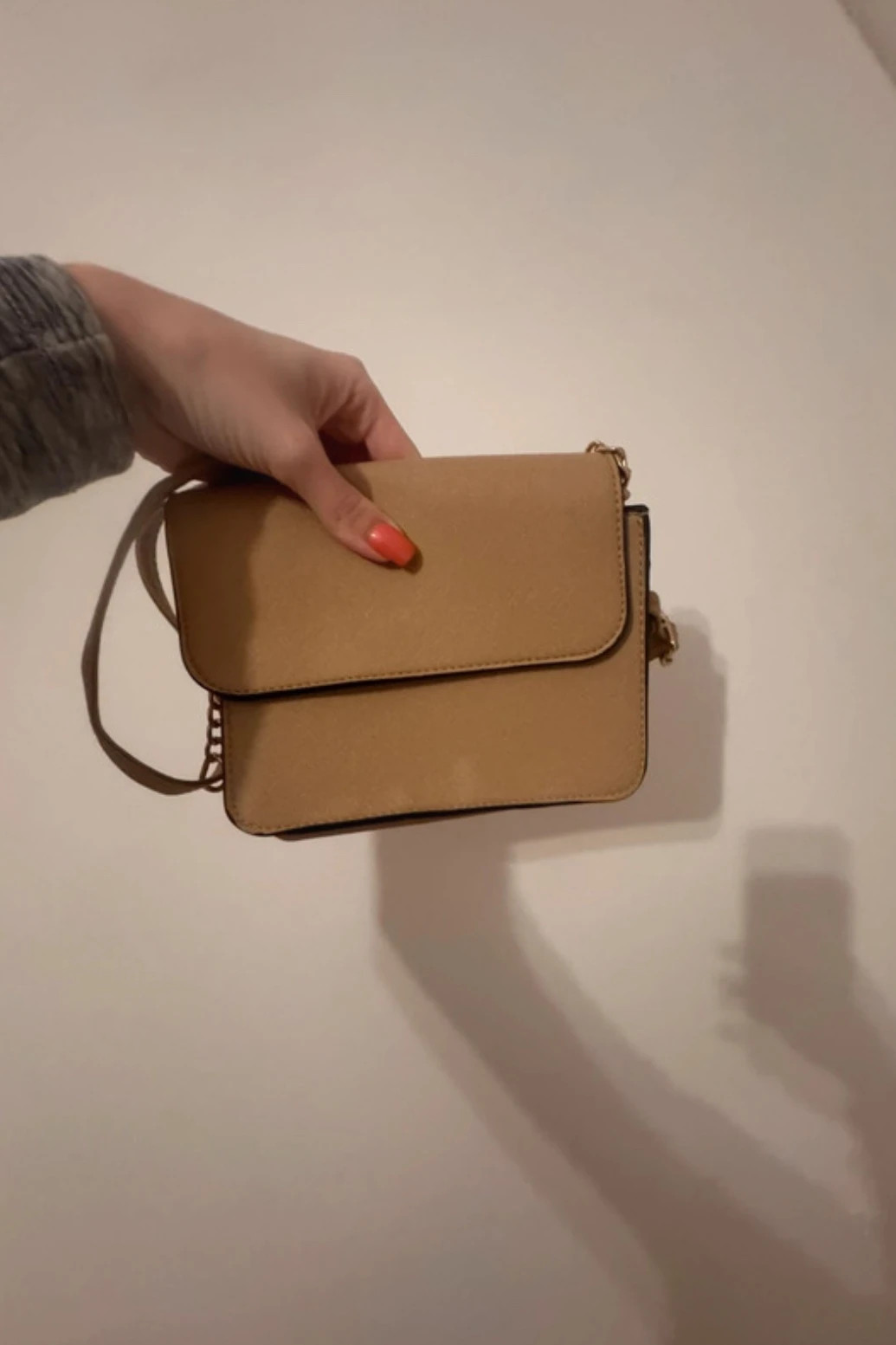 Sinsay bézs mini válltáska / crossbody – arany lánccal 3