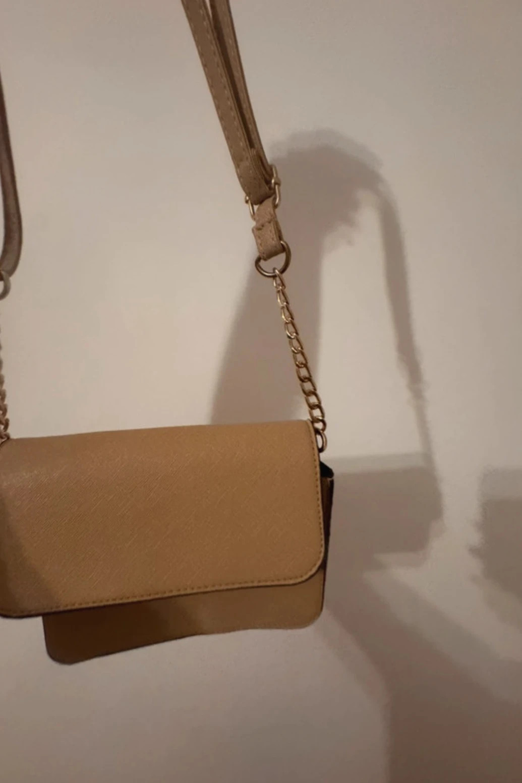 Sinsay bézs mini válltáska / crossbody – arany lánccal 4