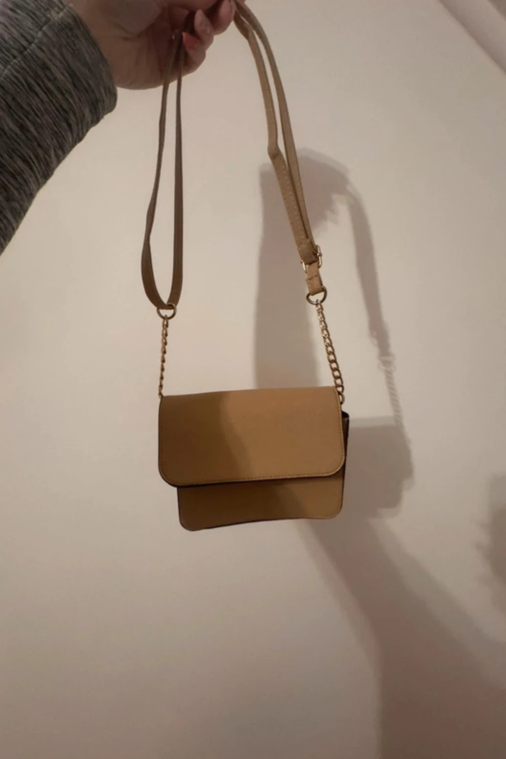 Sinsay bézs mini válltáska / crossbody – arany lánccal 2