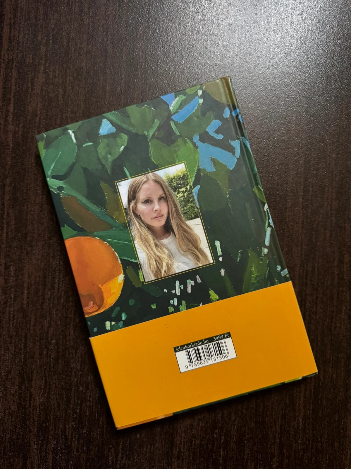 Lana Del Rey Violet a fűben hátrahajol 2