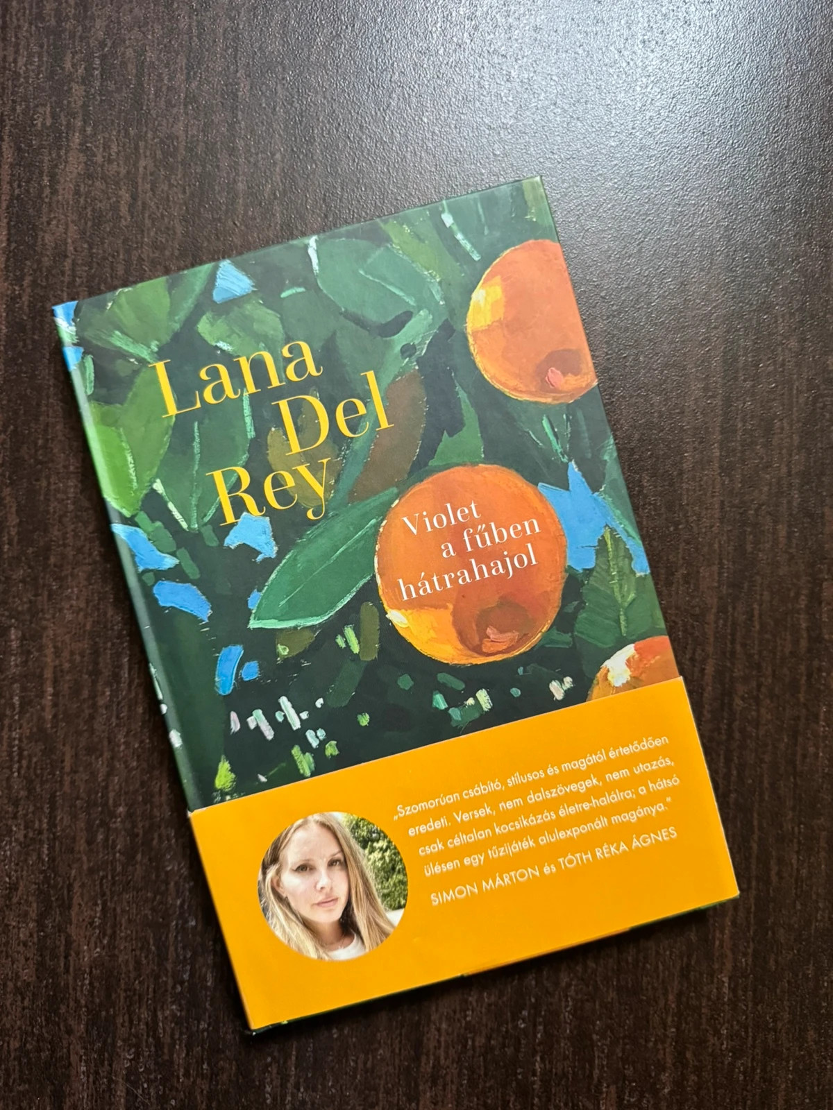 Lana Del Rey Violet a fűben hátrahajol 1
