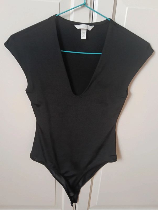 Bodie escote V de H &M 1
