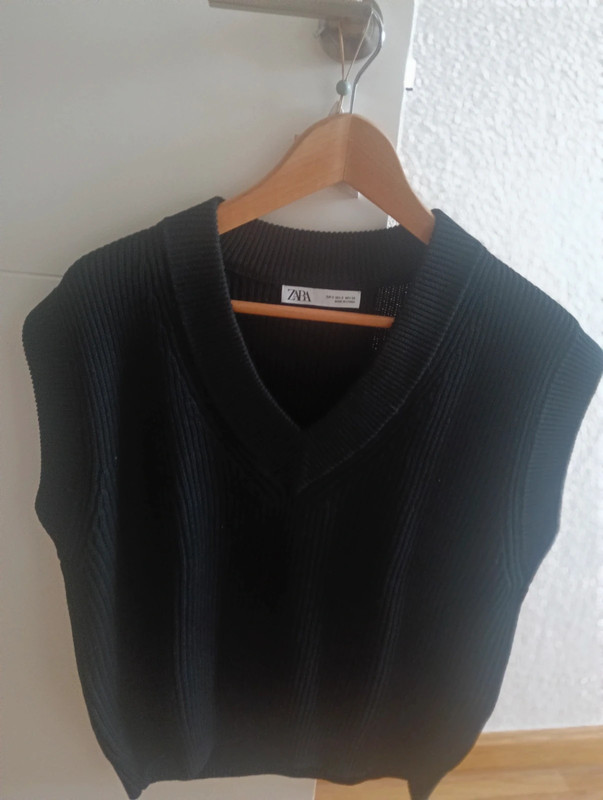 Chaleco negro punto overside de Zara 1