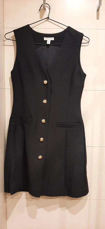 Vestido negro con botones dorados 1