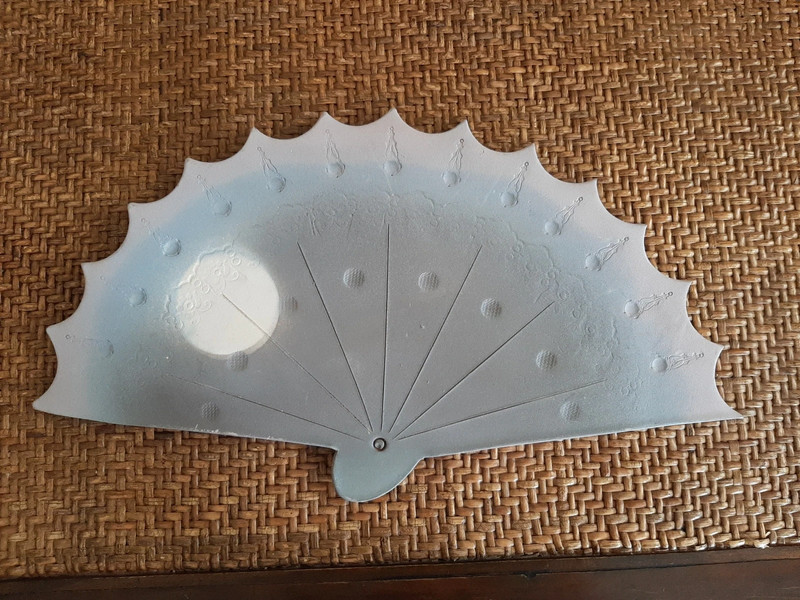 Artesanía de barro. Abanico de barro decorativo 1
