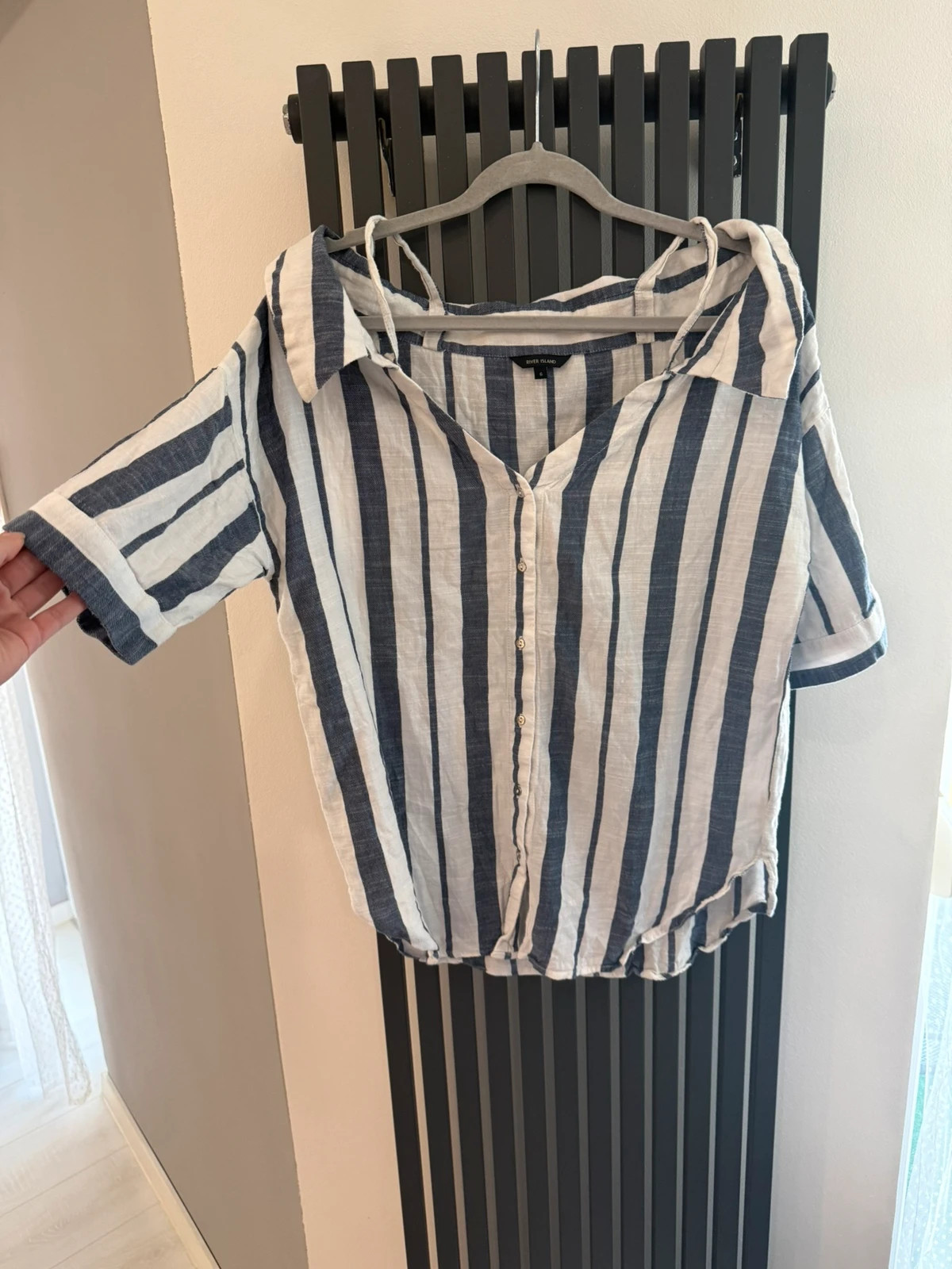 River Island csíkos, ejtett vállú / "Cold shoulder" felső 2