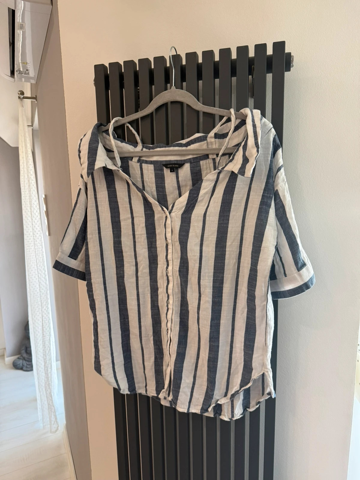 River Island csíkos, ejtett vállú / "Cold shoulder" felső 1
