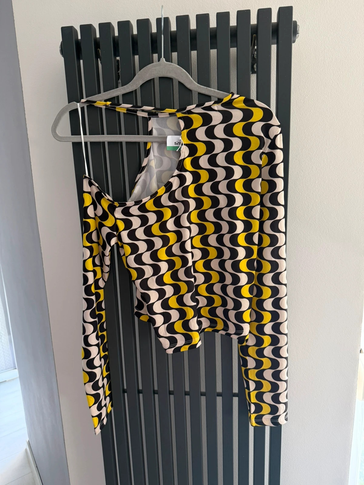 Sinsay aszimmetrikus, kivágott vállú crop top - XL méret 3