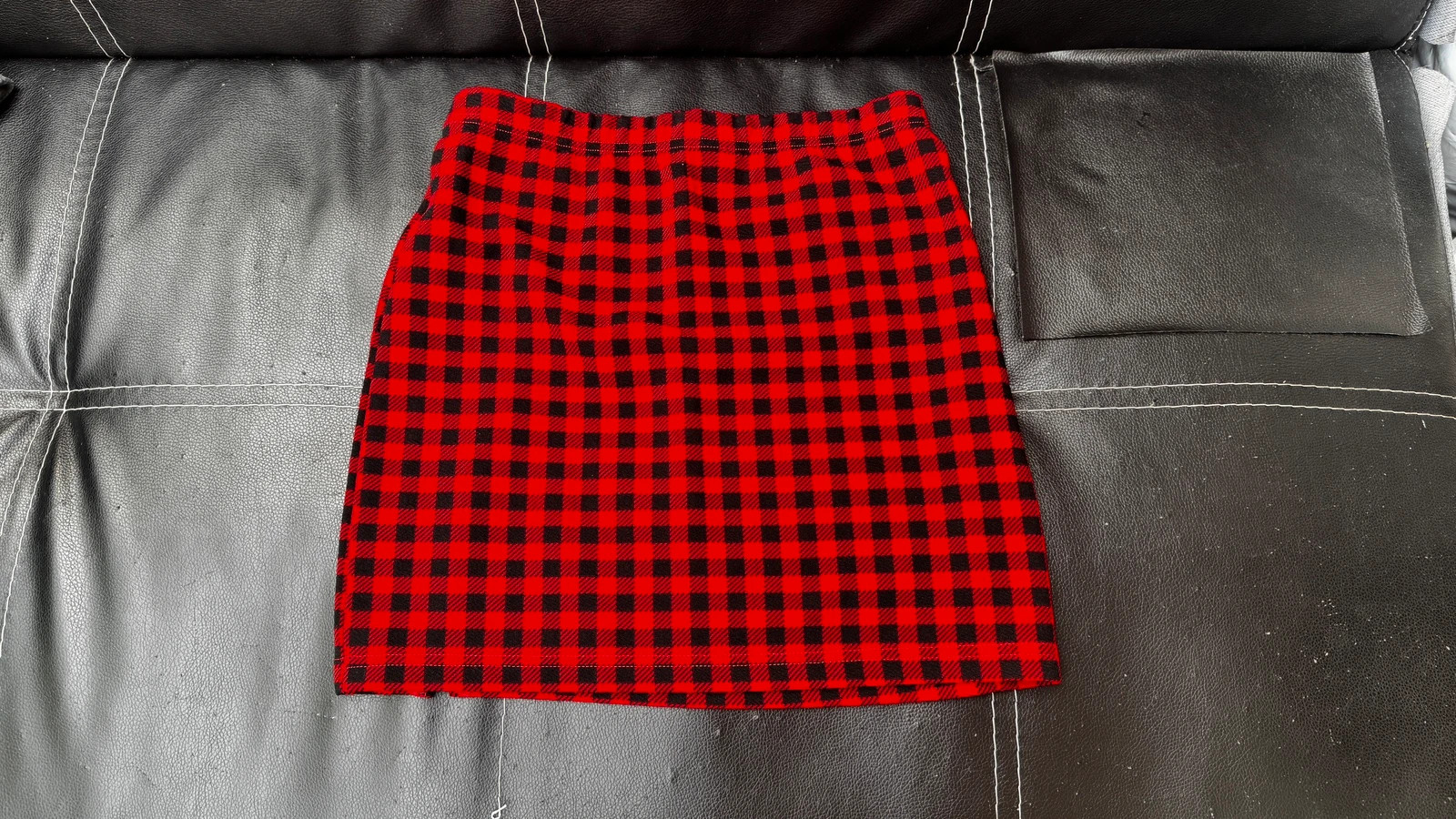 SHEIN piros-fekete kockás miniszoknya felsliccelt 2