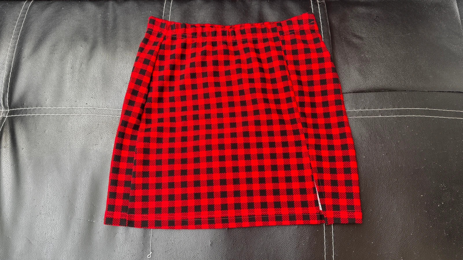 SHEIN piros-fekete kockás miniszoknya felsliccelt 1