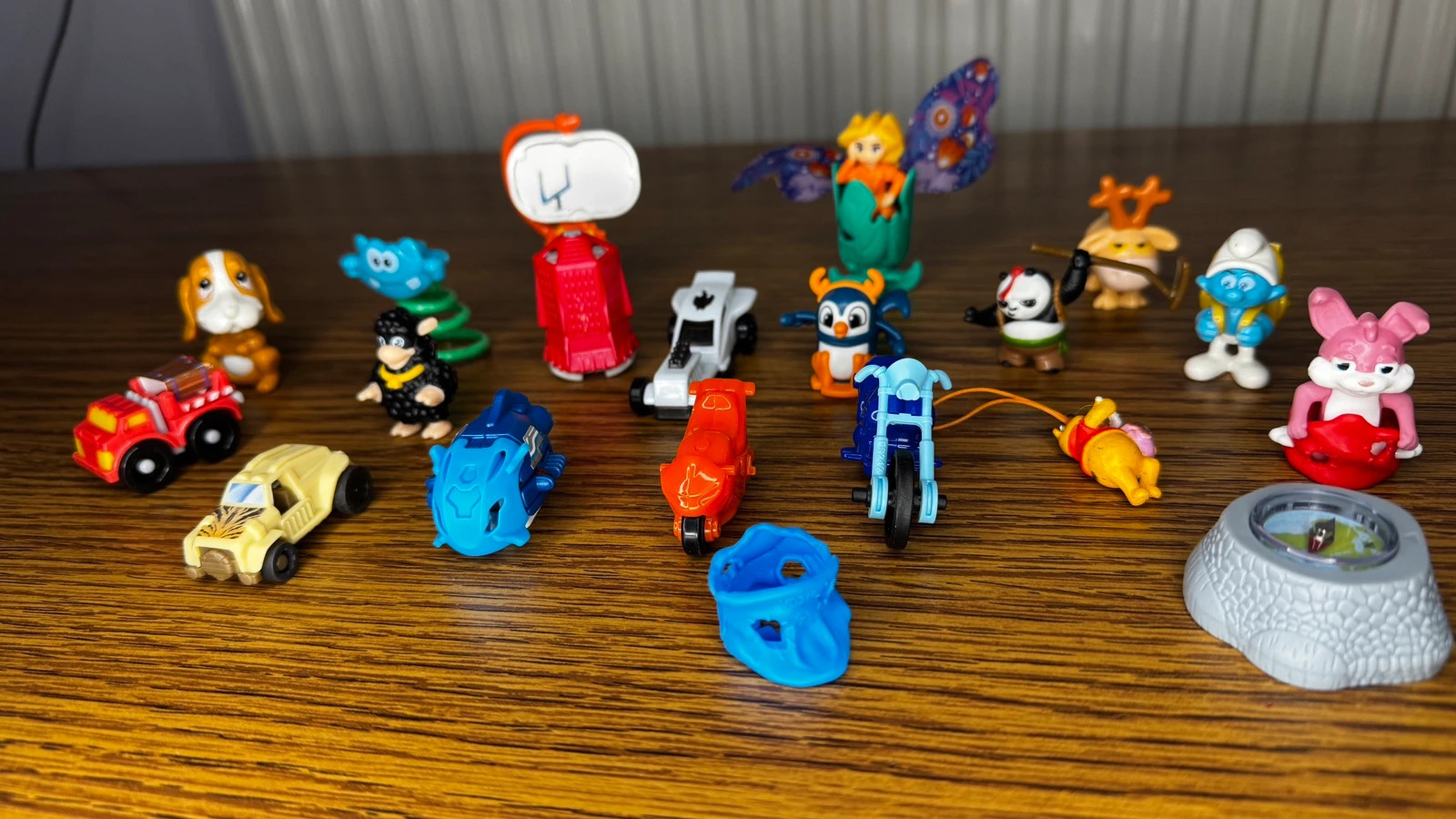 Nagy Kinder figura és játék csomag (19 db) 2