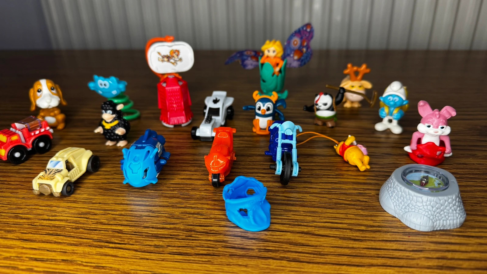 Nagy Kinder figura és játék csomag (19 db) 1