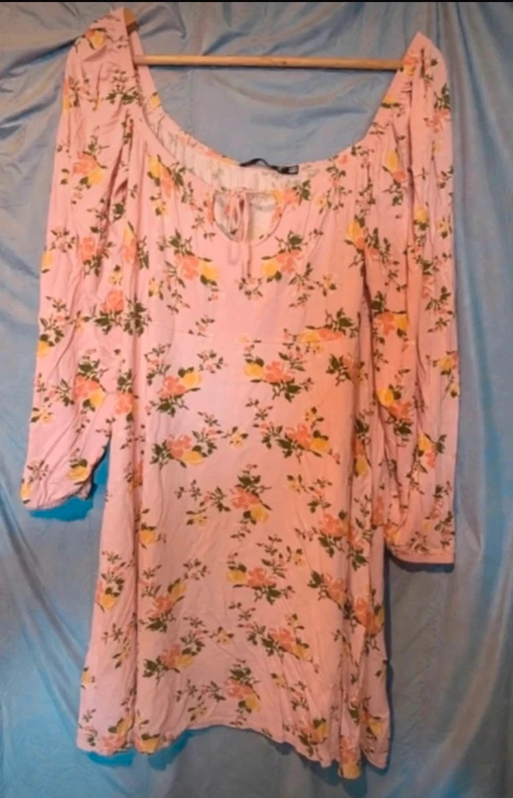 🌸 Missguided Plus romantikus virágmintás miniruha – XL (EU 44–46) 2