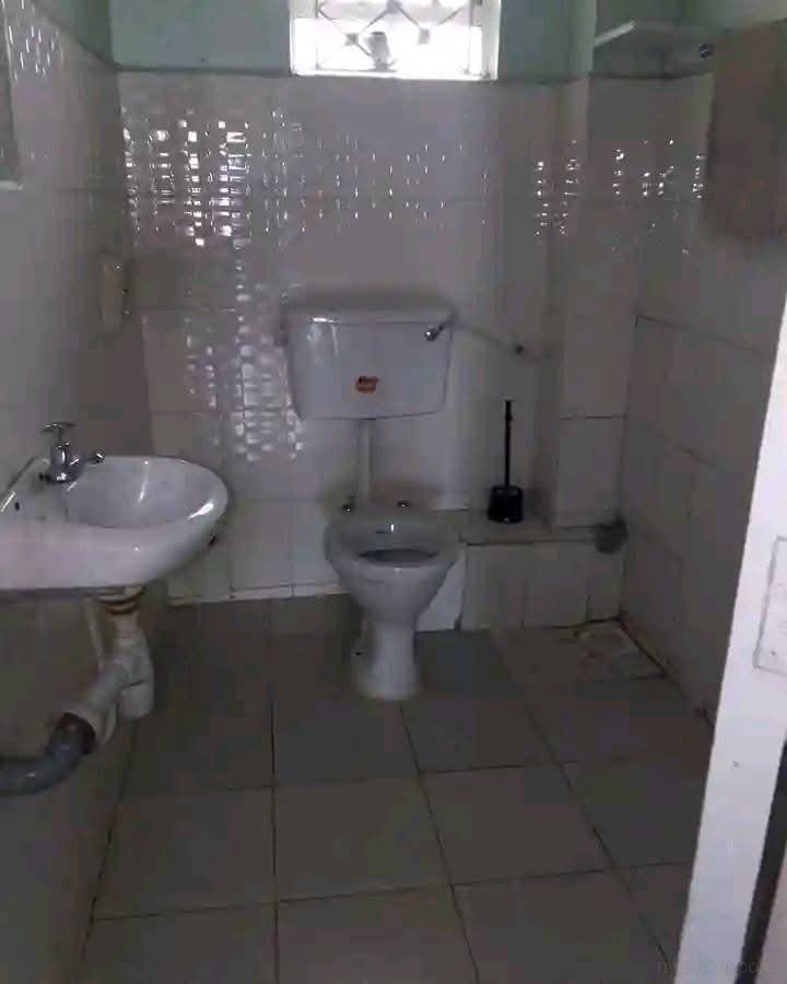 Bedsitter in Langas - Image 3