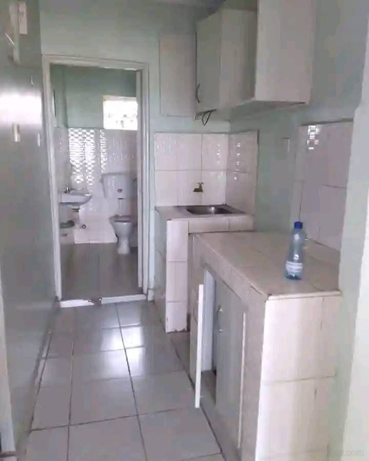 Bedsitter in Langas - Image 4