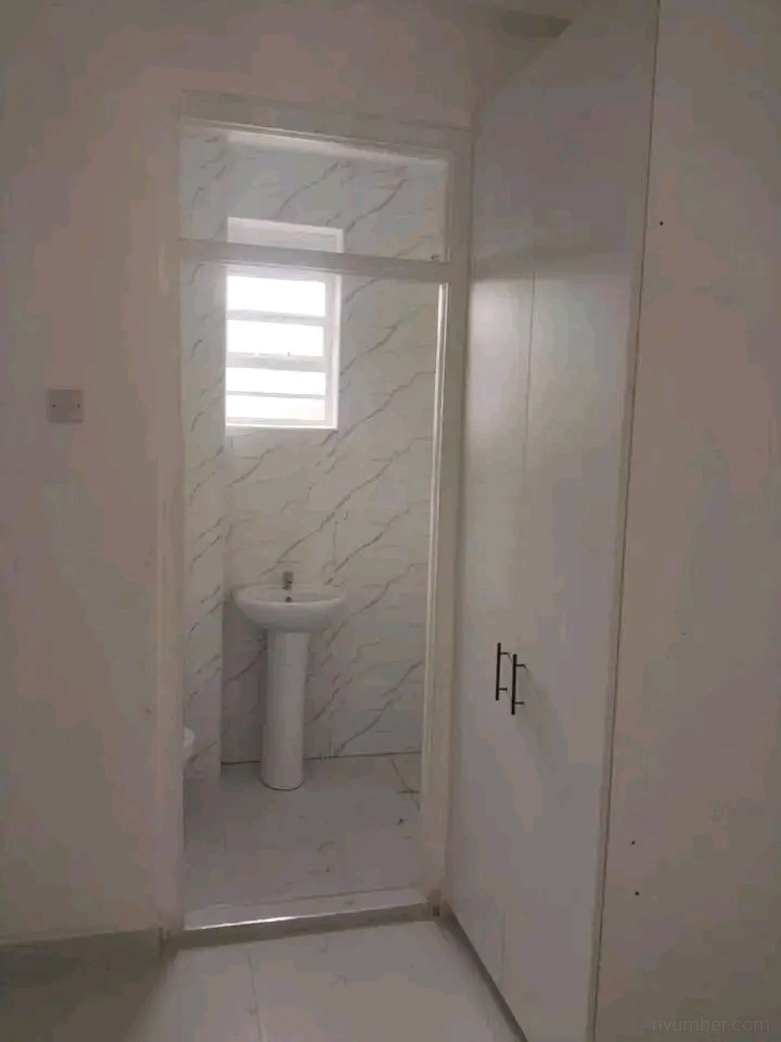 Spacious bedsitter  - Image 5