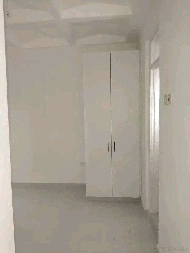 Spacious bedsitter  - Image 4