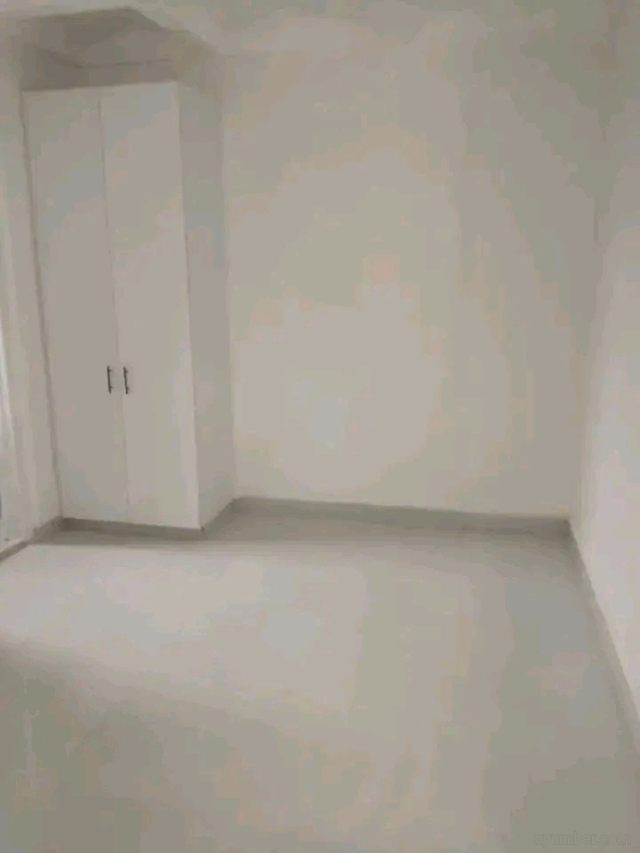 Spacious bedsitter  - Image 8