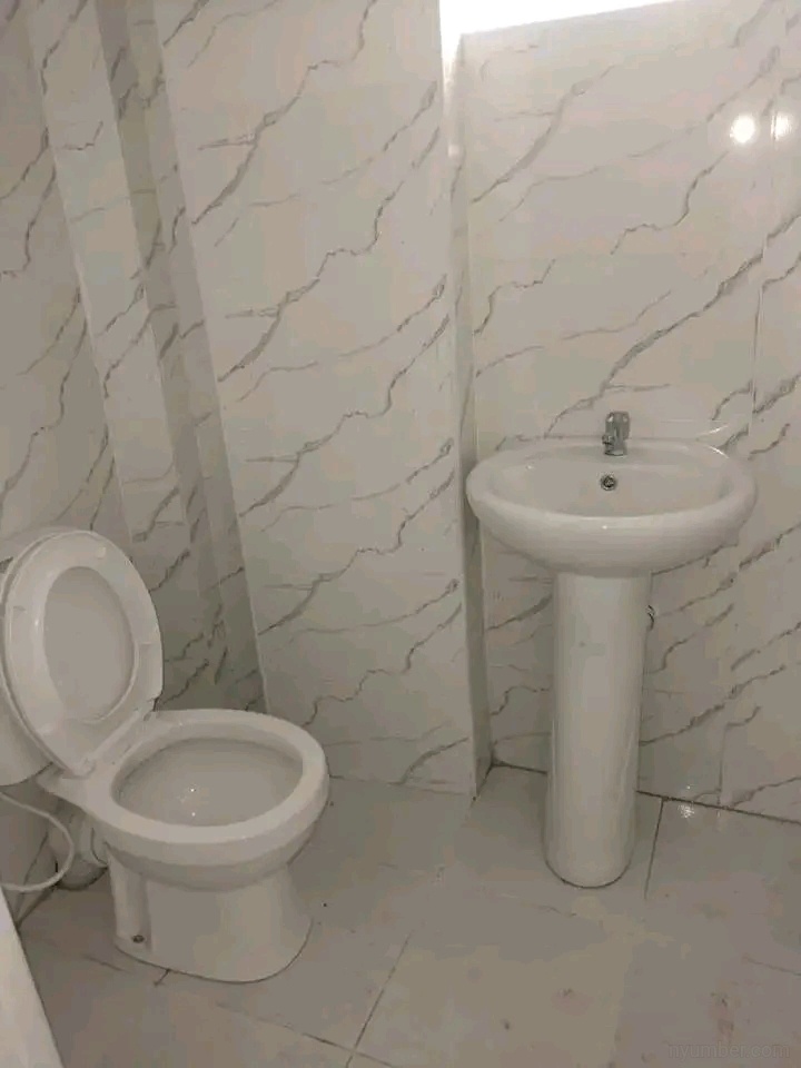 Spacious bedsitter  - Image 9