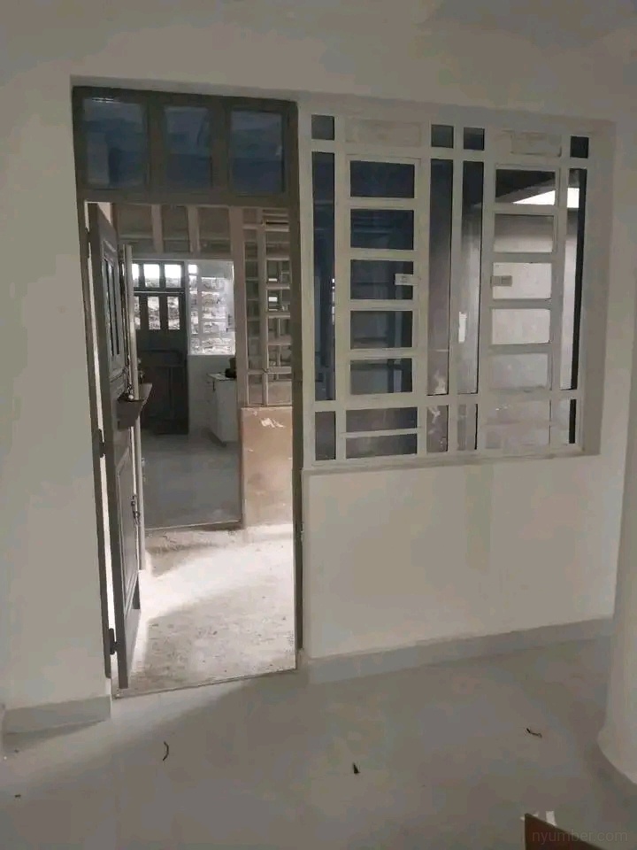 Spacious bedsitter  - Image 10