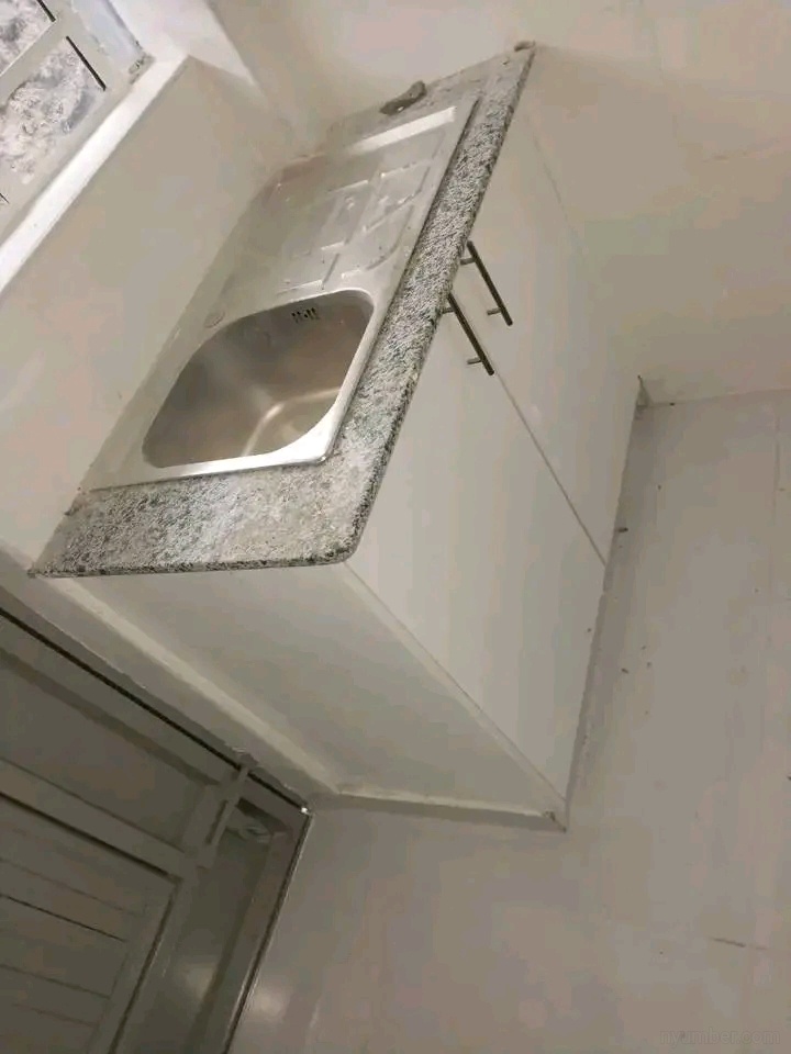 Spacious bedsitter  - Image 11