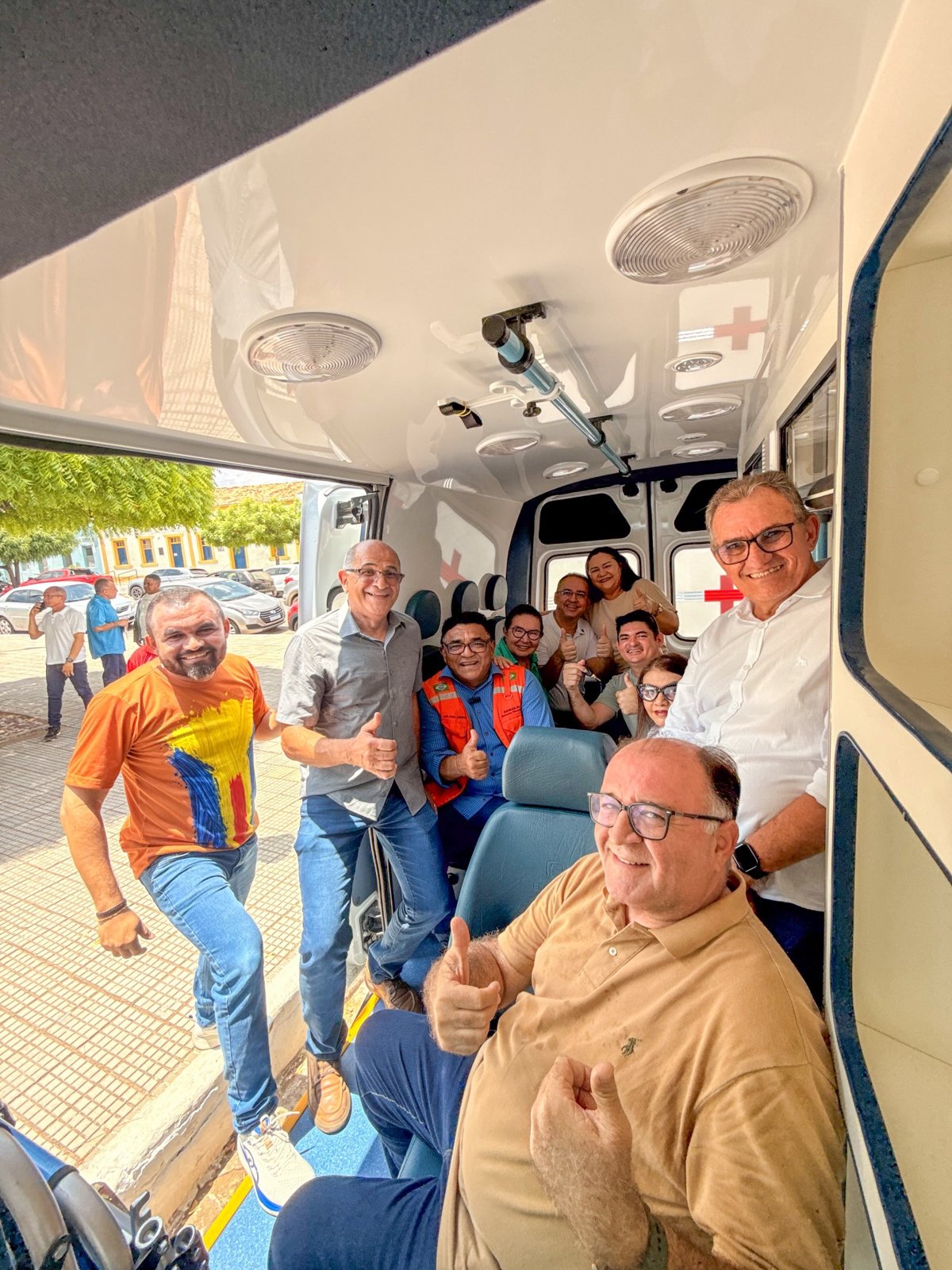 Autoridades conhecem por dentro um dos novos veículos entregues