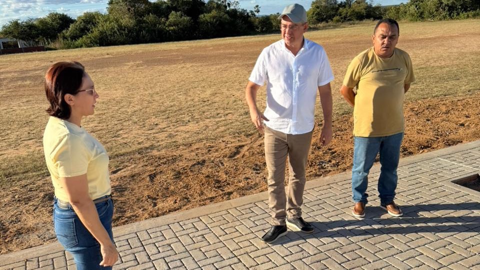 Prefeito Dr. Hailton e vereadora Heloísa Helena visitam obra de quadra na Boa Vista