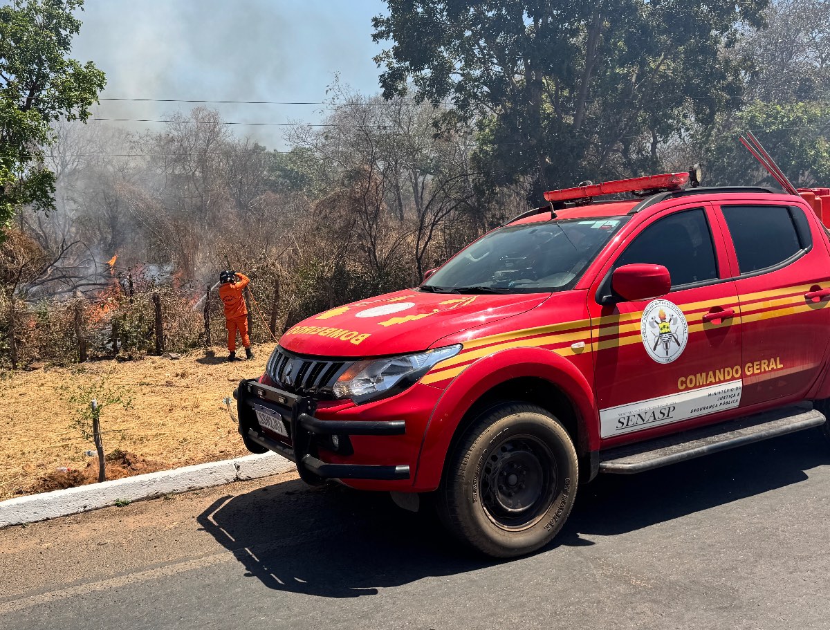 Corpo de Bombeiros combate incêndio na região do Rosário, em Oeiras