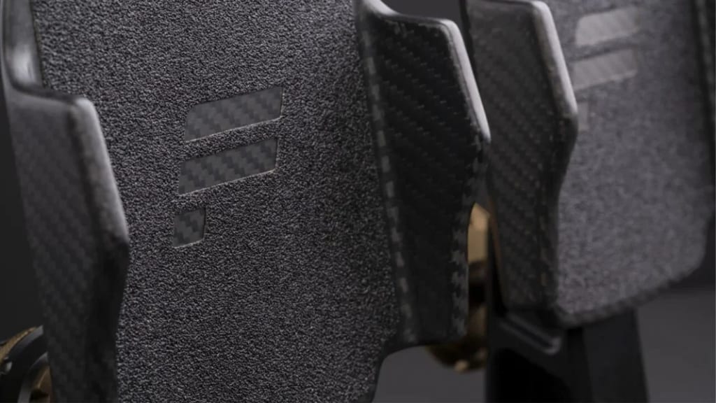 Annonce du report du pedalier trois pedales Fanatec Podium Pedals