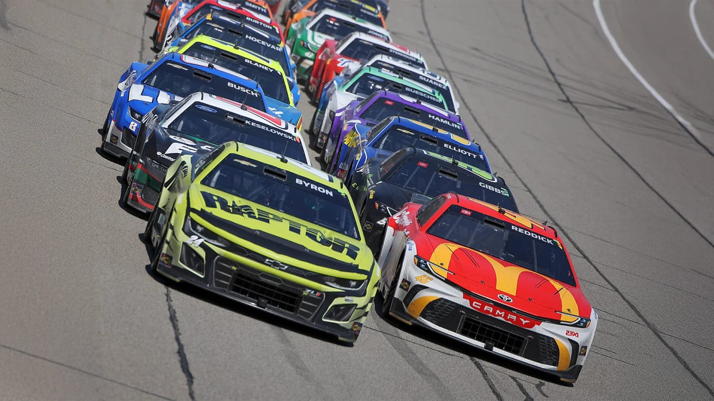 Voiture NASCAR lancee a pleine vitesse sur un ovale