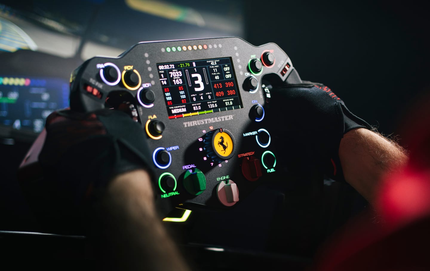 Ecran LCD 4,3 pouces reproduisant le dashboard de la Ferrari 499P