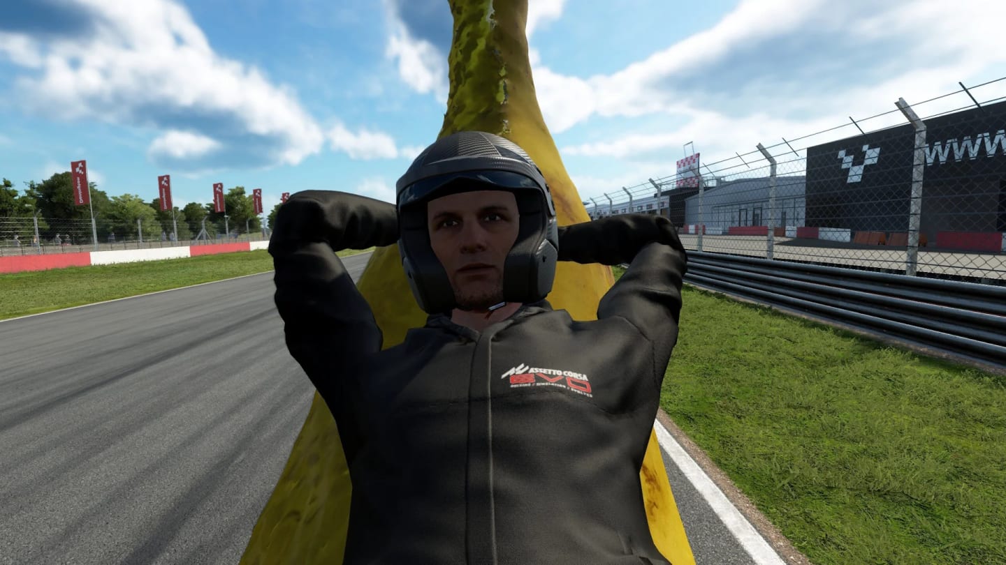 Le pilote au volant de la Banana Car dans Assetto Corsa EVO