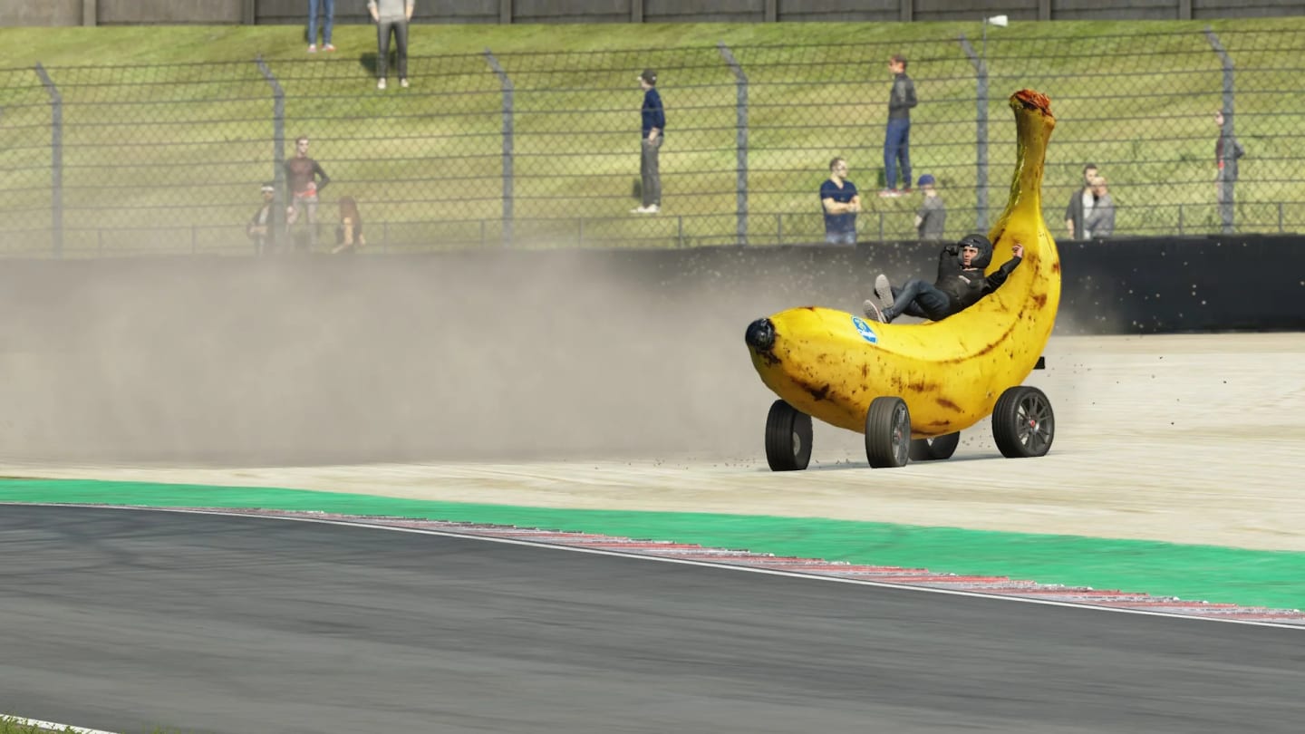 Vue rapprochee de la Banana Car dans Assetto Corsa EVO