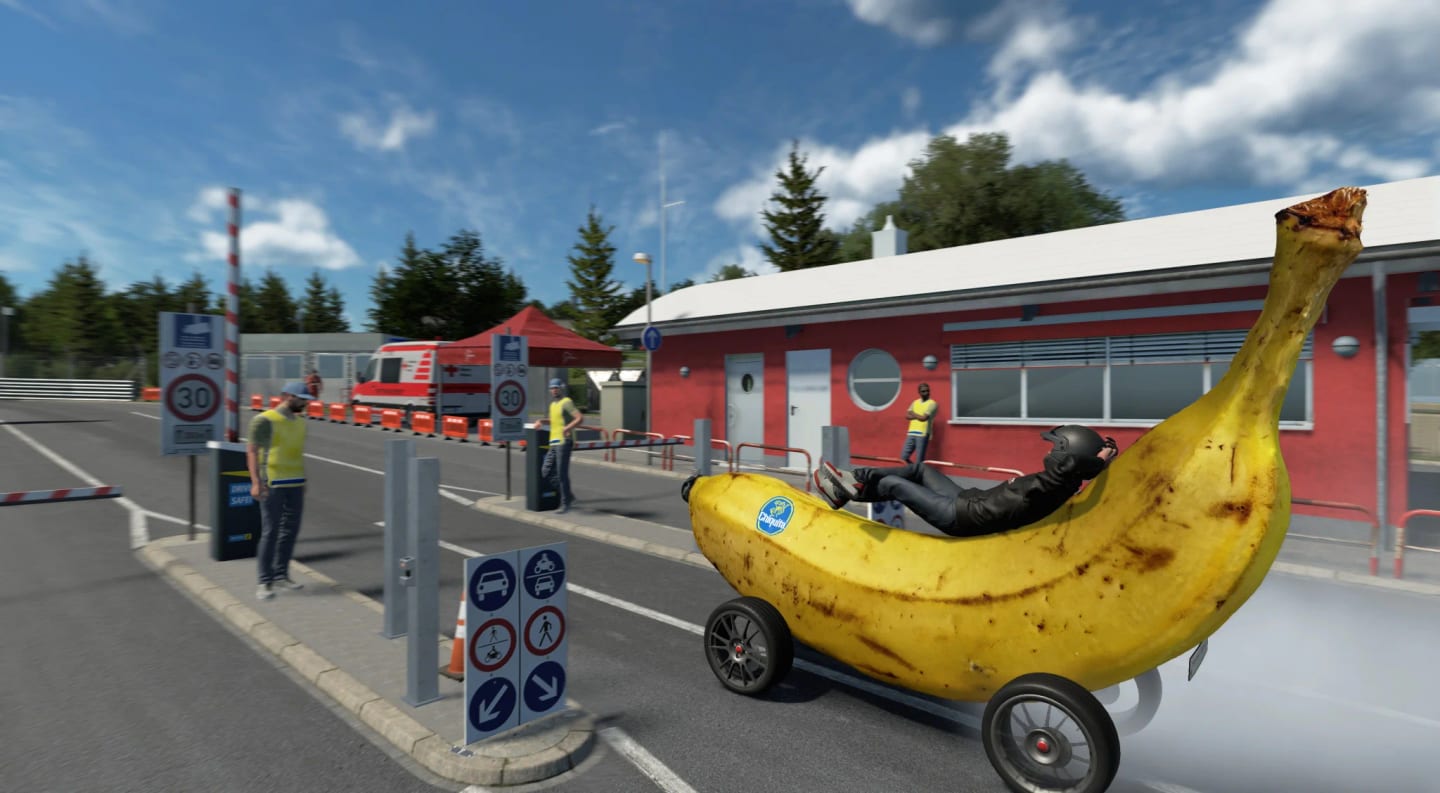 La Banana Car en piste dans Assetto Corsa EVO