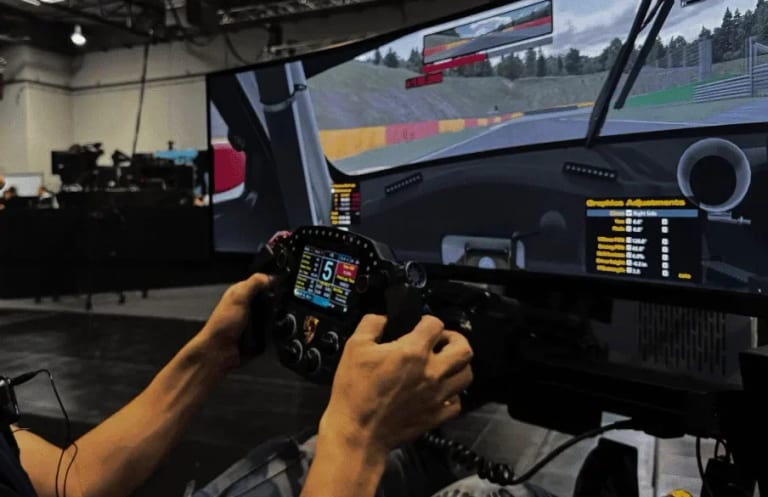 Session de simracing sur un stand de salon avec triple écran