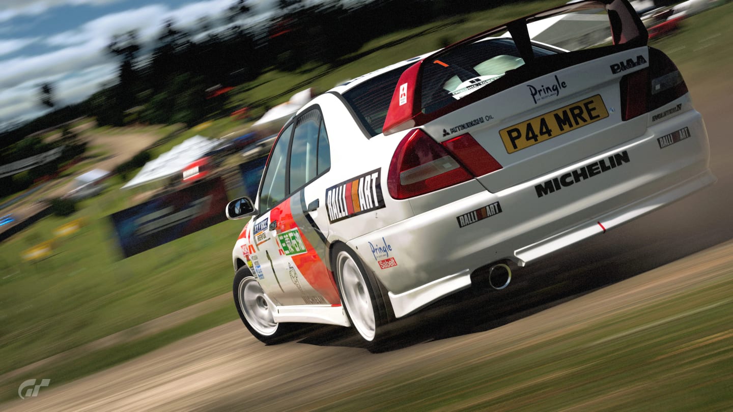 Mitsubishi Lancer Evolution sur une spéciale terre dans Gran Turismo 7