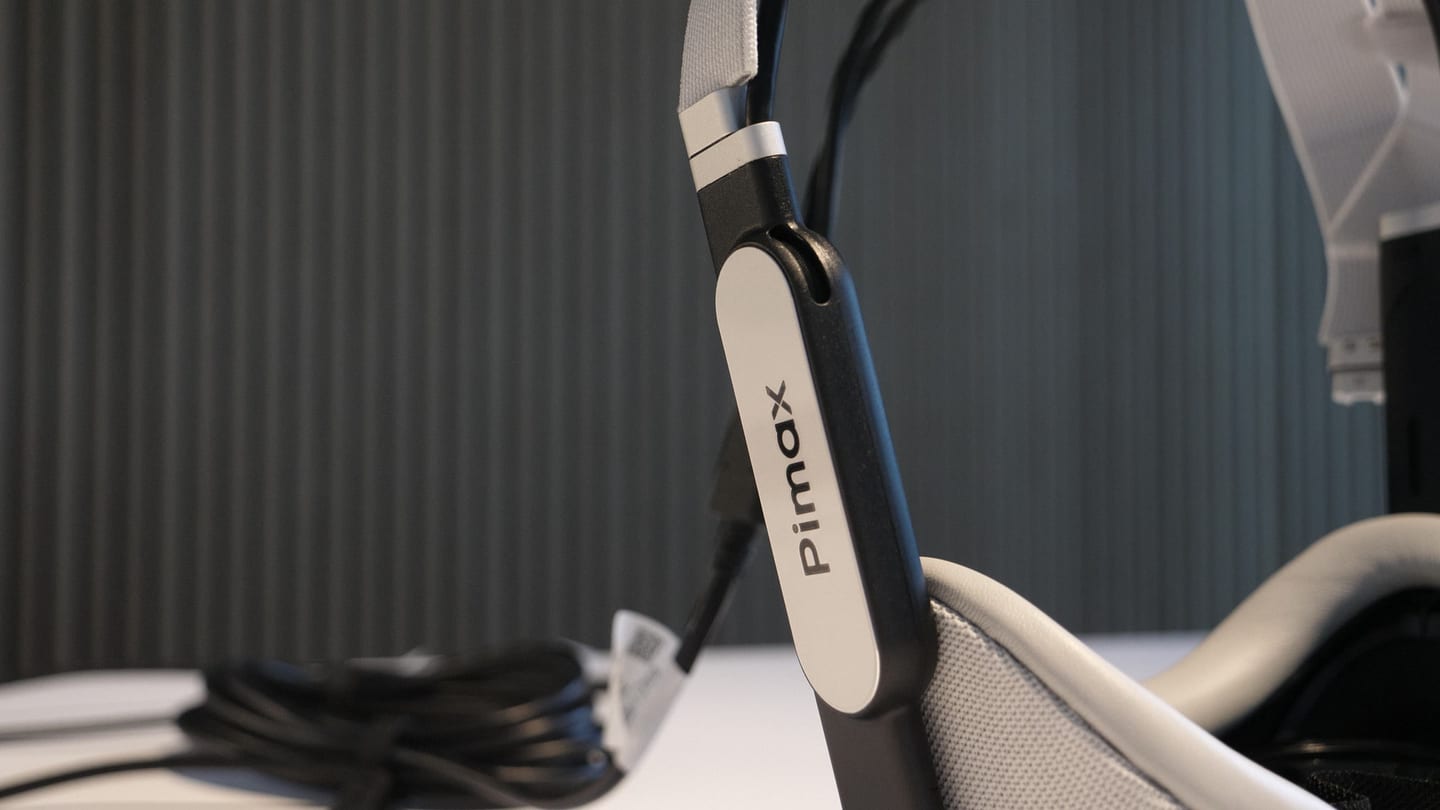Le bras rigide du Pimax Dream Air avec haut-parleur integre