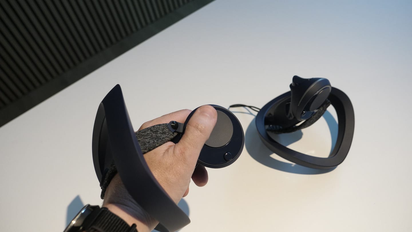 La manette Pimax Sword en main, avec son trackpad