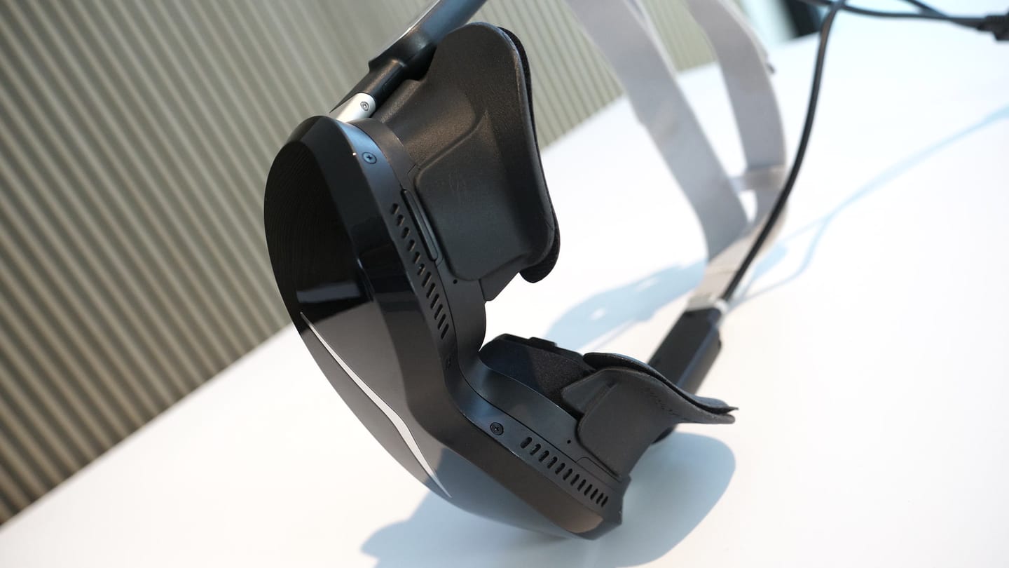 Le système de fixation par pattes du Studioform X1-P sous le casque