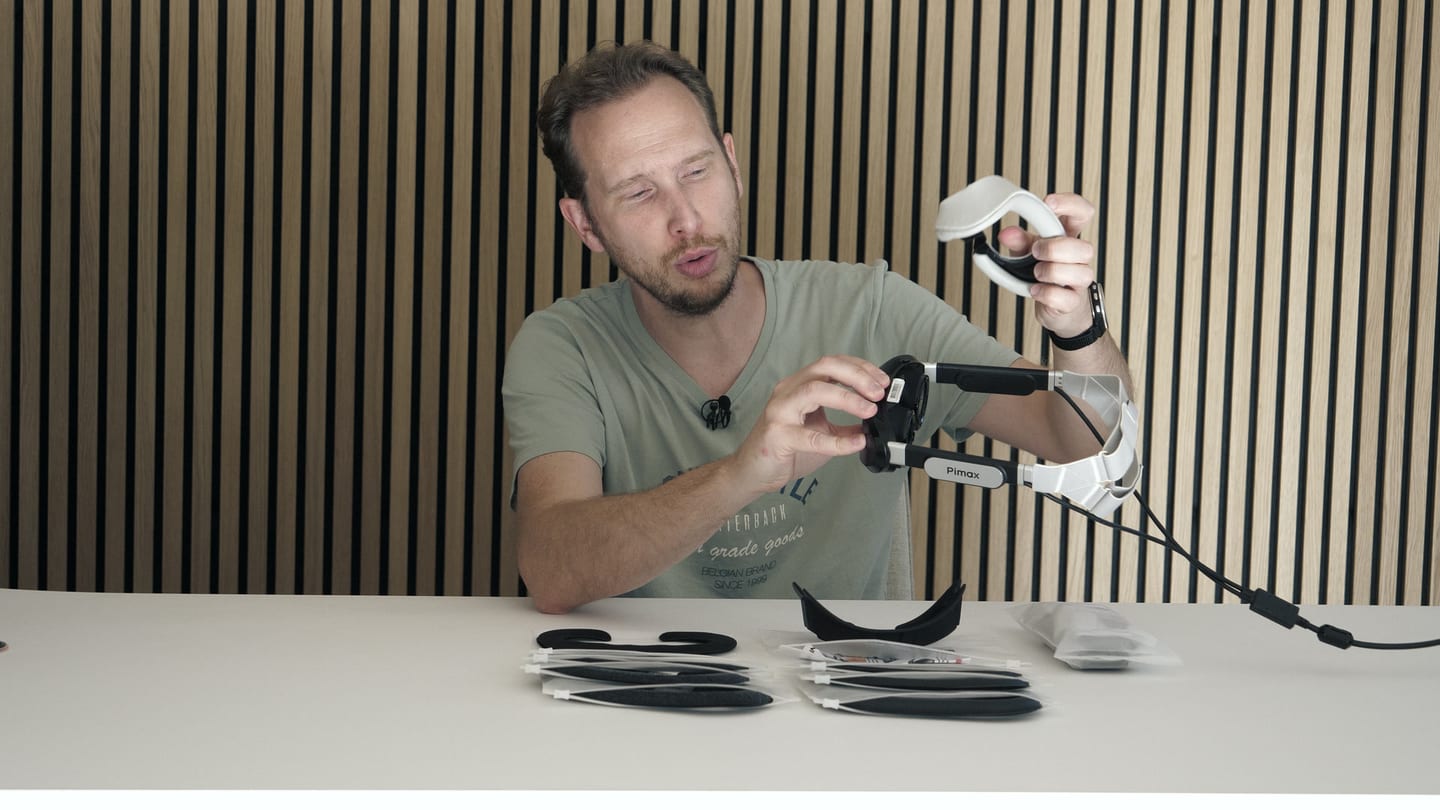 Le kit Studioform X1-P et le cache d’origine du Pimax Dream Air en main