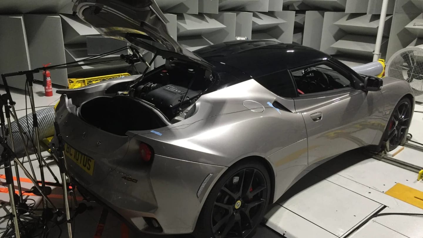 Lotus Evora 400 en enregistrement sonore dans une chambre d'essai