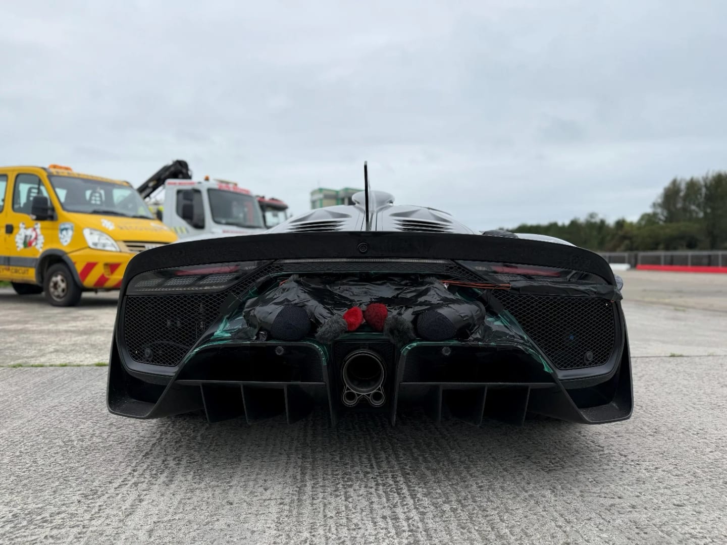 Mercedes-AMG ONE sur circuit pendant l'enregistrement sonore