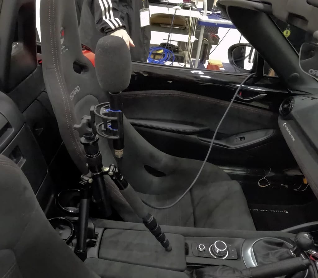 Microphone placé dans l'habitacle d'une voiture